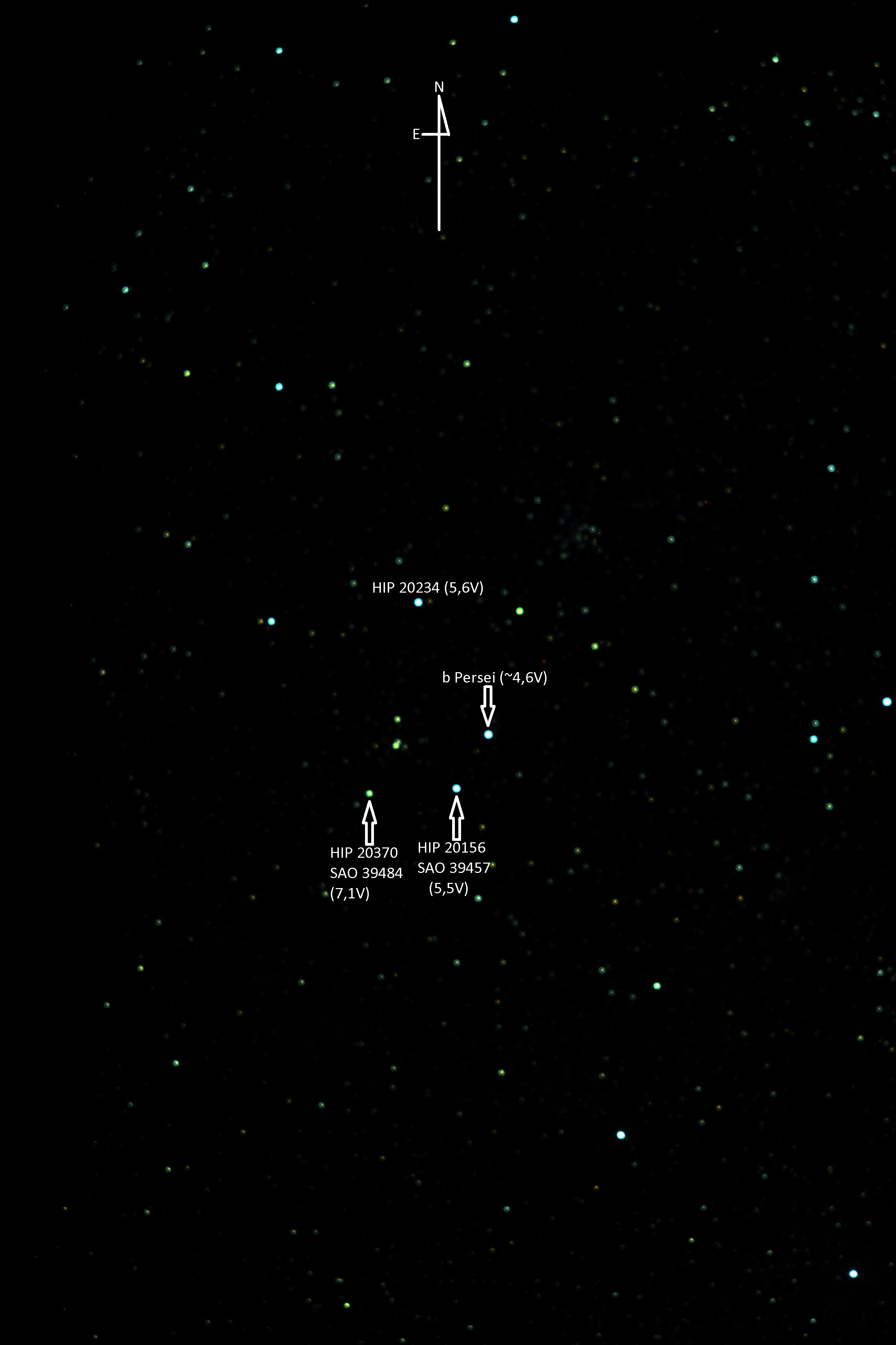 Kolorowe zdjęcie okolicy b Persei o polu widzenia ~6,3×4,2º złożone z prawie 200 zdjęć, z których każde było naświetlane przez 30 sekund. Zdjęcia zostały celowo tak rozogniskowane, aby nie prześwietlić obrazu najjaśniejszej gwiazdy używanej do fotometrii, czyli samej b Per. Jest to wynik sesji obserwacyjnej w listopadzie 2018 roku. Wartość naukową mają uśrednione pomiary jasności z kilku pojedynczych 30 sekundowych klatek. Zdjęcie zostało wykonane zestawem do fotometrii lustrzankowej  używanym przez autora niniejszego materiału (lustrzanka Canon 400D+obiektyw o ogniskowej 300 mm na montażu EQ3-2 z napędem)