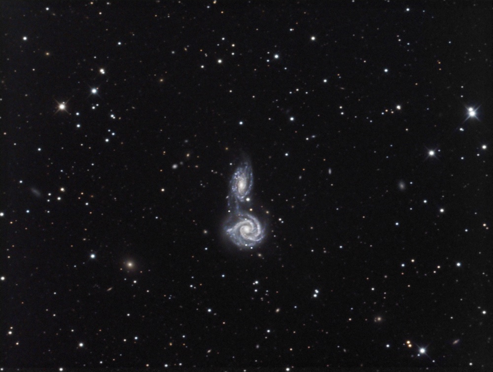 NGC 5426 i NGC 5427 są niczym bliźniaczki: mają prawie te same rozmiary, a ich wewnętrzna budowa jest bardzo podobna. Źródło: Dan Crowson