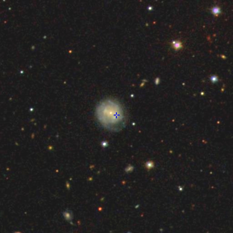 Zdjęcie z przeglądu nieba Sloan Digital Sky Survey ze wskazaną za pomocą krzyżyka pozycją na niebie zjawiska tymczasowego AT2018cow. Odpowiada to położeniu galaktyki CGCG 137-068 w gwiazdozbiorze Herkulesa. Źródło: Sloan Digital Sky Survey