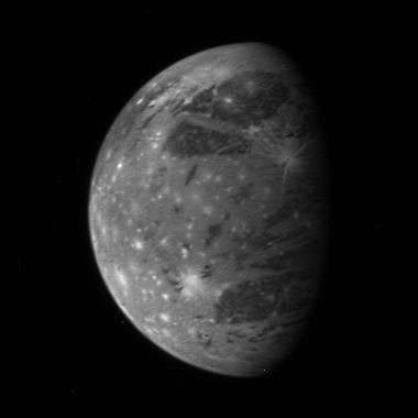 Na ilustracji: Najlepsze zdjęcie Ganimedesa z New Horizons wykonane kamerą Long Range Reconnaissance Imager 27 lutego 2007 roku z odległości 3,5 miliona kilometrów. Źródło: NASA/JHUAPL/SWRI