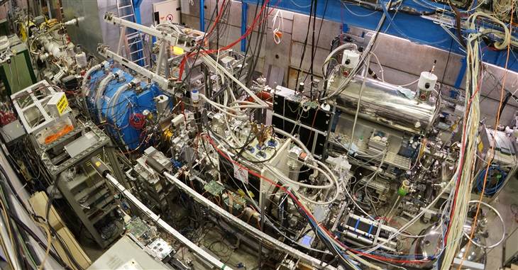 Aparatura ASACUSA CUSP  w CERN służy do wytwarzania, łapania i przesyłania cząstek antywodoru. Źródło:. CERN