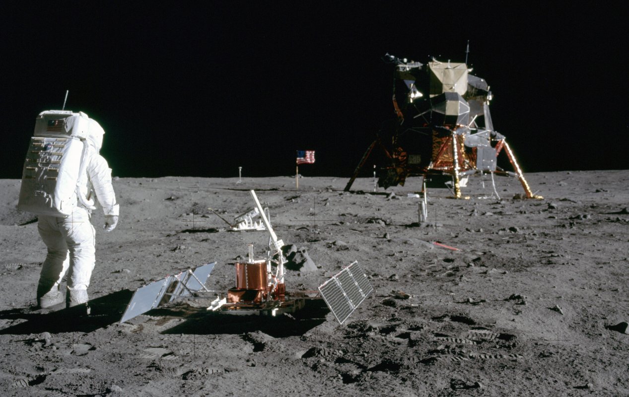 Buzz Aldrin patrzy na lądownik księżycowy - misja Apollo 11