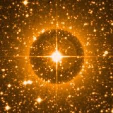 W centrum zdjęcia jest Nova Centauri 2013, gwiazda nowa, która wybuchła w 2013 roku w gwiazdozbiorze Centaura