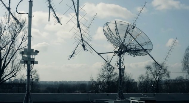 Na zdjęciu: Anteny do komunikowania się z satelitami na dachu CAMK w Warszawie. Źródło: CAMK