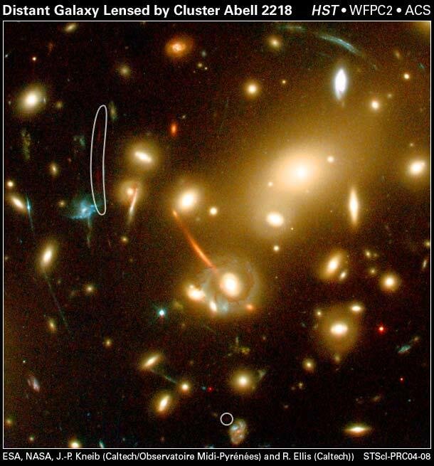 Nowoodkryta galaktyka rozszczepiona na 3 obrazy - dwa w zakreślonej elipsie, trzeci jej obraz - w kółku. Zdjęcie wykonano kamerą Advance Camera for Survey na pokładzie Teleskopu Hubble'a. Fot. ESA, NASA, J.-P. Kneib, R.Ellis.