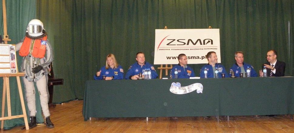 W lutym bieżącego roku amerykański wahadłowiec Endeavour odbył kolejną podróż w przestrzeń kosmiczną. Celem misji oznaczonej symbolem STS-130 było dostarczenie na Międzynarodową Stację Kosmiczną ISS kolejnych jej części. Podczas trwającego 13 dni pobytu na stacji astronauci zainstalowali dostarczone moduły: łącznikowy NODE-3 TRANQUILITY oraz obserwacyjny CUPOLA (Kopuła). Moduł obserwacyjny posiada siedem okien umożliwiających załodze stacji nie tylko kontrolowanie urządzeń, ale również obserwacje planety Zi