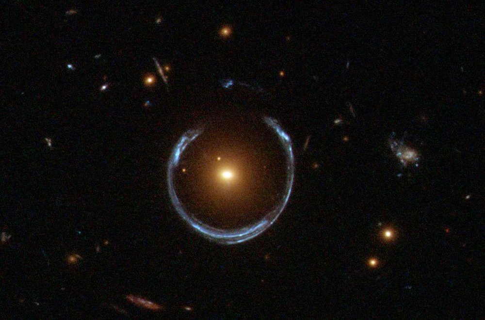 Obraz galaktyki eliptycznej LRG 3-757.