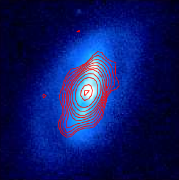 Kontury radiowe na częstotliwości 610 MHz (kolor czerwony) z sieci GMRT nałożone na optyczny obraz PanSTARR galaktyki ESO500-G034 w paśmie g.