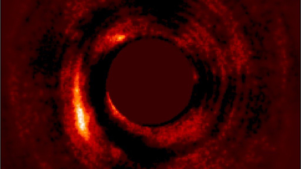 Obraz układu HD 169142 pokazujący sygnały formującej się planety HD 169142 b.