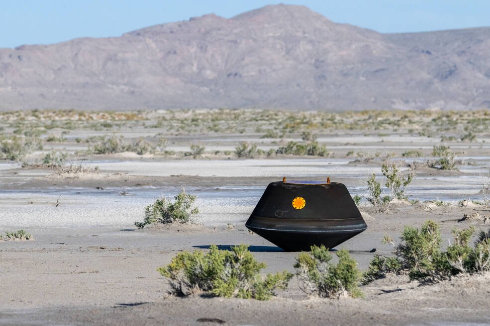 Na zdjęciu: Kapsuła powrotna z próbką z misji OSIRIS-REx NASA widoczna wkrótce po wylądowaniu w niedzielę 24 września 2023 r., na pustyni na poligonie testowym i szkoleniowym Departamentu Obrony w Utah. Próbka została pobrana z asteroidy Bennu w październiku 2020 r. przez sondę kosmiczną NASA OSIRIS-REx. Źródło: NASA/Keegan Barber