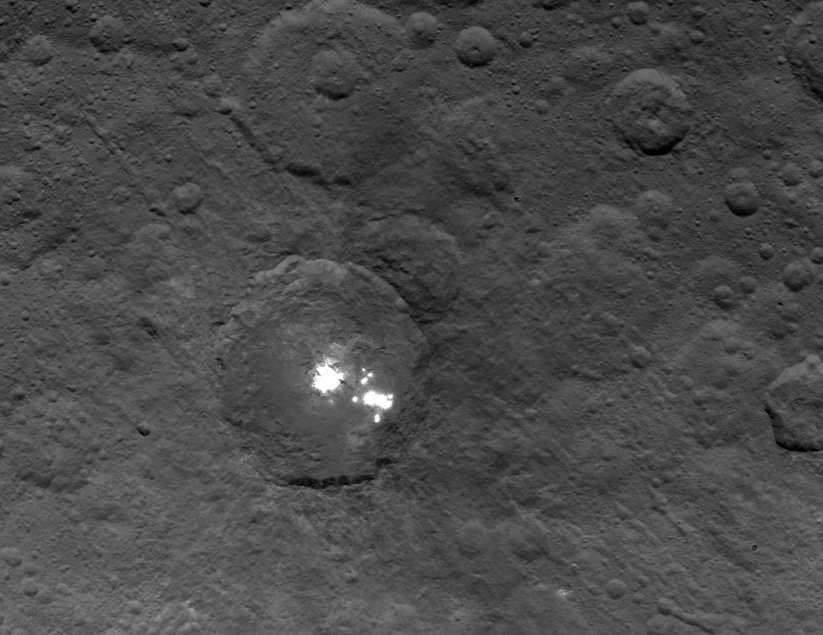 Jasne struktury na powierzchni Ceres, sfotografowane przez sondę Dawn 6 czerwca 2015 r.