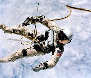 Ed White przebywający na spacerze kosmicznym 3 czerwca 1965