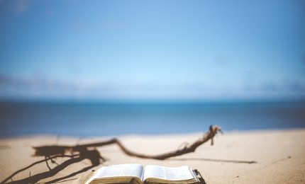 Książka na piasku nad morzem
