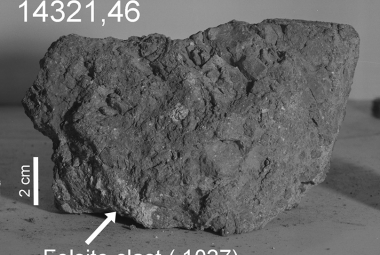 Fragment skały z Księżyca, w którym wykryto materiał pochodzący z Ziemi