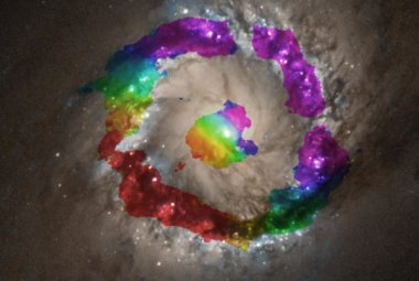 Centralny obszar NGC 1097 widzialny przez obserwatorium ALMA. Na ilustracji zaznaczono kolorami prędkość gazu HCN oraz nałożono obserwacje wykonane przez Kosmiczny Teleskop Hubble'a.
