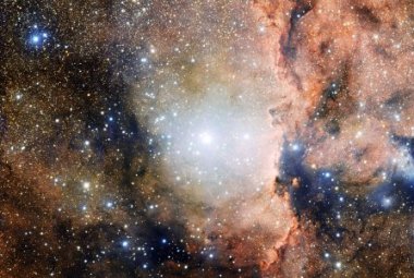 Fragment asocjacji gwiazdowej Ara OB1. W centrum gromada otwarta NGC 6193, a po prawej mgławica emisyjna NGC 6188. Źródło: ESO