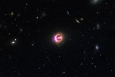 Odległy kwazar widziany przez Kosmiczny Teleskop Hubble'a oraz Obserwatorium Chandra.  Źródło: NASA