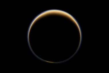 Promienie Słońca rozświetlają atmosferę Tytana – zdjęcie z satelity Cassini wykonane 6 czerwca 2012 r. Źródło: NASA/JPL-Caltech/Space Science Institute, sci.esa.int