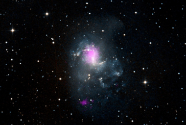 Fioletowe plamki oznaczają dwie czarne dziury w galaktyce spiralnej NGC 1313 (Topsy Turvy Galaxy). Obie należą do klasy obiektów znanych jako ULX. Również zaznaczone na fioletowo promieniowanie X zostało zmierzone przez Teleskop NASA NuSTAR. Dane z niego zostały nałożone na obraz optyczny z przeglądu Digitized Sky Survey. Źródło: NASA/JPL-Caltech/IRAP 