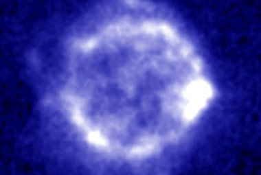 Supernowa Kasjopeja A obserwowana przez kamerę SCUBA ujawnia otoczkę kosmicznego pyłu o średnicy 12 lat świetlnych. Zdjęcie wykonane jest w sub-milimetrowych falach. Czarny i ciemno-niebieski kolor reprezentuje słabszą emisję podczas gdy jasno-niebieski i biały kolor obszary najjaśniejsze. Źródło: Loretta Dunne (Cardiff University), NASA. 