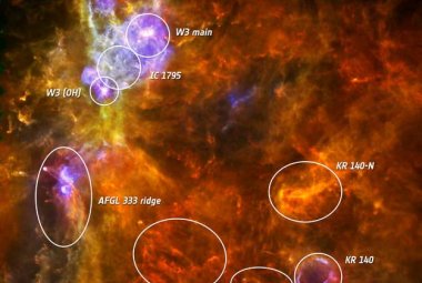 Opisane zdjęcie gigantycznego obłoku molekularnego W3, stanowiące połączenie obserwacji Herschela na falach o różnych długościach odpowiadających światłu widzialnemu (70 mikrometrów – błękit, 160 mikrometrów – zieleń i 250 mikrometrów – czerwień). Obraz rozciąga się na 2 x 2 stopnie kątowe. Północ jest na nim na dole, a wschód po lewej stronie. Źródło: ESA/PACS & SPIRE consortia, A. Rivera-Ingraham & P.G. Martin, Univ. Toronto, HOBYS Key Programme (F. Motte)