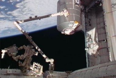  Automatyczne ramię-robot stacji ISS, Canadarm2, zdejmuje logistyczny moduł "Rafaello" z ładowni promu kosmicznego Atlantis pod nadzorem astronautów. Żródło: NASA TV