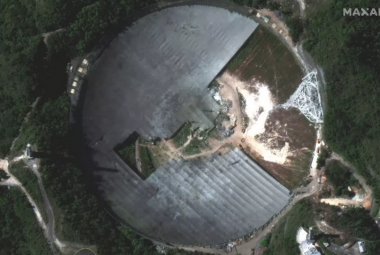 Na zdjęciu: Obserwatorium Arecibo po katastrofie z grudnia 2020 roku widoczne z kosmosu na zdjęciu satelitarnym wykonanym 23 lutego 2021 roku. Źródło: Maxar Technologies