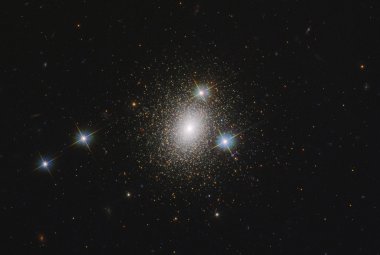 Mayall II jest jedną z ponad 500 gromad kulistych w M31.