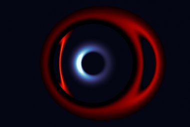 W symulacji połączenia supermasywnych czarnych dziur, czarna dziura przesunięta ku błękitowi znajdująca się najbliżej widza wzmacnia przesuniętą ku czerwieni czarną dziurę znajdującą się z tyłu poprzez soczewkowanie grawitacyjne.