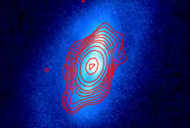 Kontury radiowe na częstotliwości 610 MHz (kolor czerwony) z sieci GMRT nałożone na optyczny obraz PanSTARR galaktyki ESO500-G034 w paśmie g.