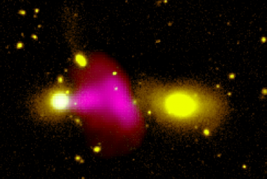 Obraz czarnej dziury w galaktyce RAD12 wyrzucająca duży jednobiegunowy bąbel radiowy w galaktykę łączącą się z jej macierzystą galaktyką.