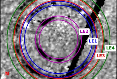 Negatyw zdjęcia supernowej SN 2016adj w filtrze F555W Kosmicznego Teleskopu Hubble’a z odjętym tłem galaktyki macierzystej w +1991 dniu po maksimum jasności w barwie B. Na zdjęciu zaznaczone jest położenie czterech ech świetlnych za pomocą kolorowych pierścieni i oznaczeń LE1, LE2, LE3 i LE4. Żaden z tych pierścieni nie jest w całości wypełniony światłem, ponieważ obłoki pyłu są niejednorodnie rozmieszczone. Źródło: The Astrophysical Journal Letters (2022) 939 L8. https://doi.org/10.3847/2041-8213/ac93f8)