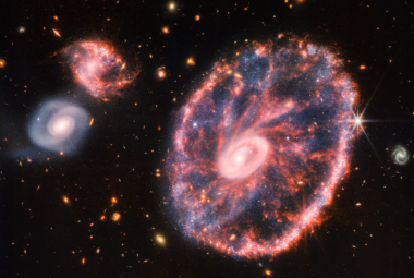 Teleskop Jamesa Webba zobrazował galaktykę Koło Wozu (ang. Cartwheel) i jej bliskie towarzyszki. (ASA, ESA, CSA, STScI, Webb ERO Production Team)