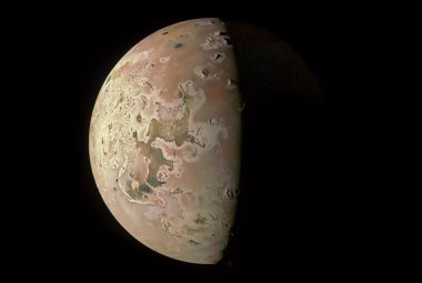 Zdjęcie ukazujące północny biegun jowiszowego księżyca Io zostało wykonane 15 października przez należącą do NASA sondę Juno. Trzy szczyty górskie widoczne w górnej części, w pobliżu linii dzielącej dzień od nocy, zostały zaobserwowane po raz pierwszy. (NASA/JPL-Caltech/SwRI/MSSS, Ted Stryk)