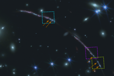 Kolorowy obraz dwóch fragmentów (północny + północno-zachodni) soczewkowanej galaktyki Błysk Słońca uzyskany za pomocą Teleskopu Webba i kamery NIRCam. Strzałki wskazują pięć kopii rodzącej się gwiazdowej gromady kulistej, czyli proto-gromady kulistej (ang. proto-globular cluster), w której zaobserwowano linie widmowe charakterystyczne dla gwiazd Wolfa Rayeta. Źródło: arXiv:2404.08884 [astro-ph.GA]