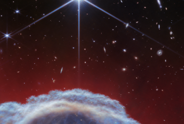 Fragment „końskiej grzywy” w słynnej mgławicy Koński Łeb o szerokości około 0,8 roku świetlnego, który sfotografowała kamera NIRCam w Teleskopie Webba w bliskiej podczerwieni (kolory: niebieski / niebieskozielony / zielony / żółty / czerwony odpowiadają następującym długościom fali promieniowania: 1,4+2,5μm / 3,0+3,23μm / 3,35μm / 4,3μm / 4,7+4,05μm). Źródło: ESA/Webb, NASA, CSA, K. Misselt (University of Arizona) and A. Abergel (IAS/University Paris-Saclay, CNRS)