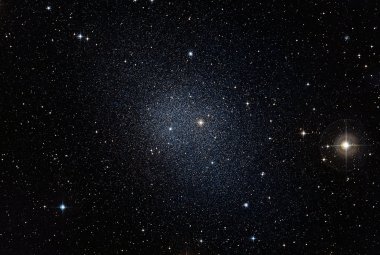 Fornax, jedna z galaktyk karłowatych, sąsiadka z Drogi Mlecznej. Obraz powstał z danych uzyskanych z Digitized Sky Survey 2
