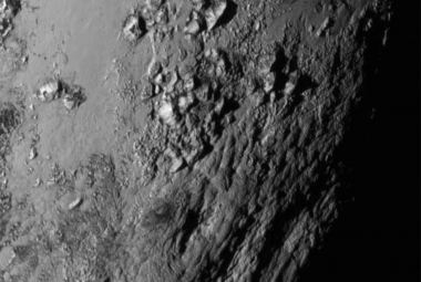 New Horizons fotografuje góry na Plutonie
