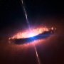 Kwazar w wizji artystycznej. Jasne źródło w środku to supermasywna czarna dziura, z której biegunów są emitowane skolimowane strumienie energii. Rozległa struktura widoczna dookoła czarnej dziury to pyłowy torus, którego własności zbadano przy użyciu współczynnika zakrycia. Źródło ilustracji: ESO.